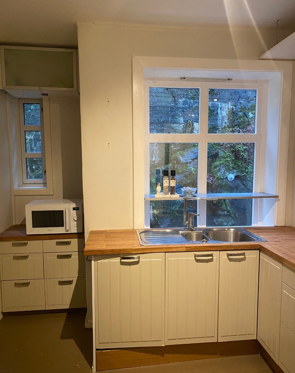 Kjøkkenet vender ut mot en fjellvegg uten innsyn